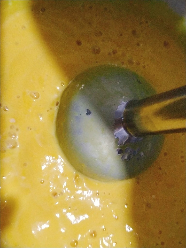 奶油南瓜浓汤,太浓稠的话需要多搅打一下，比较稀的话几下就搞定；