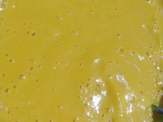 奶油南瓜浓汤,在淡奶油南瓜浓汤里加入适量玫瑰盐和黑胡椒粉，用来调味，也可以不加调料直接食用就是奶油南瓜奶昔；