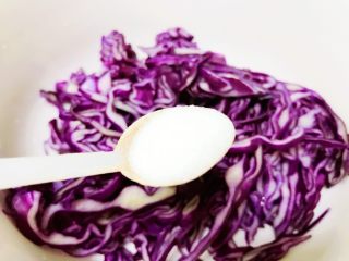 紫甘蓝拌粉丝,紫甘蓝清洗干净切成细丝，越细越好，先加入一勺盐拌匀，让丝柔软一些。