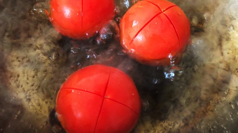 番茄金针菇豆腐汤,3.放入开水中，汆烫1分钟左右