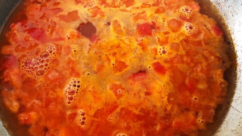 番茄金针菇豆腐汤,9.热锅下油，倒入番茄丁，翻炒2分钟左右，加入热水