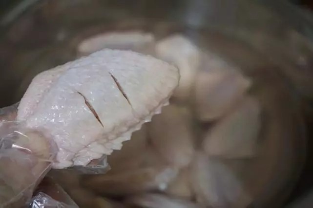 干锅鸡翅,一斤的鸡翅洗净后，在表面划上几道，便于入味。