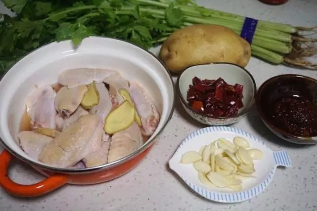 干锅鸡翅,准备好需要的食材，做干锅一类的，土豆可是不能少的食材。蒜瓣剥几个切片，放入更能激发菜品的香味。