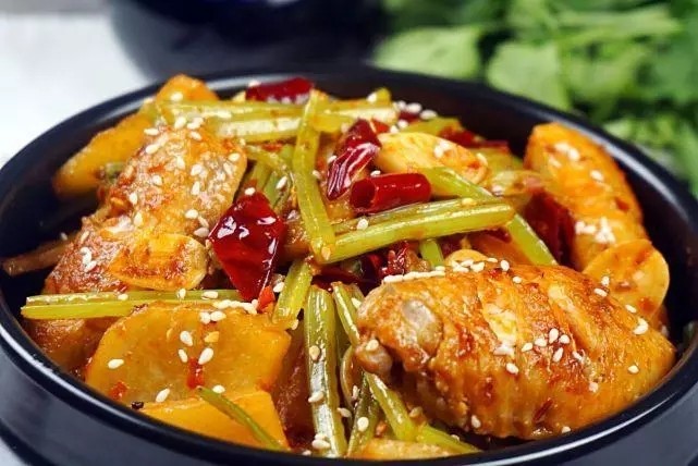 干锅鸡翅,干锅菜吃起来很过瘾的，用最少的油做出最赞的口感，让你也敢放心的大快朵颐。