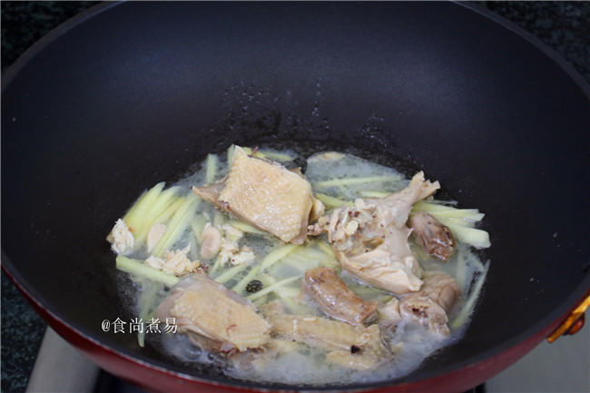 客家风味杂菜煲,接着将咸鸡块和碗底的鸡汤一同倒入锅中。