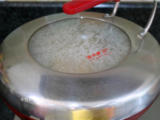 客家风味杂菜煲,遮上锅盖，大火炖煮食材再次沸腾，汤汁发白。