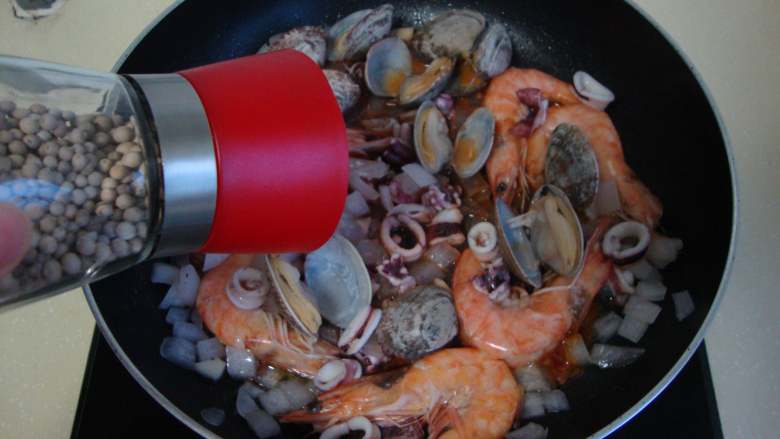 墨汁意面,加盐、胡椒粉调味，把虾和蛤蜊取出来备用
