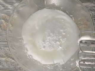 青汁戚风蛋糕,打发到如图加入二分之一的白糖，继续中速打发