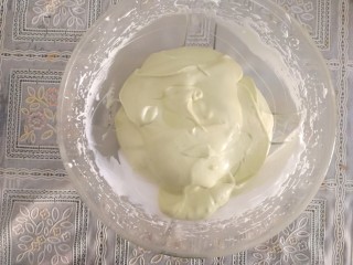 青汁戚风蛋糕,然后把蛋黄糊全部倒入蛋白糊里，翻拌均匀