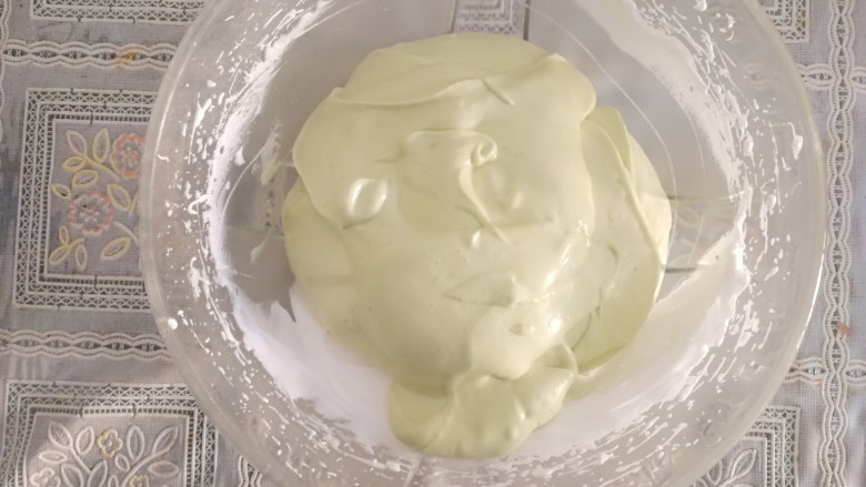 青汁戚风蛋糕,然后把蛋黄糊全部倒入蛋白糊里，翻拌均匀