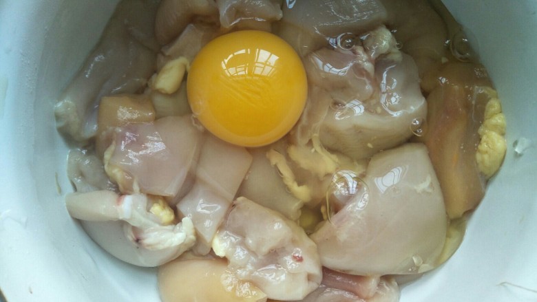 酥炸鸡肉,在腌制好的鸡肉上打入一只<a style='color:red;display:inline-block;' href='/shicai/ 9'>鸡蛋</a>搅拌均匀。