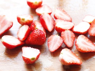 火爆Ins的StrawberryOmelet草莓抱抱卷,草莓清洗干净，对半切开。