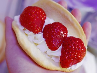 火爆Ins的StrawberryOmelet草莓抱抱卷,放上切好的草莓，再次挤入奶油覆盖，放上草莓装饰。