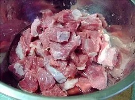 粉蒸羊肉,羊腿肉洗干净后切成2cm左右的方块。