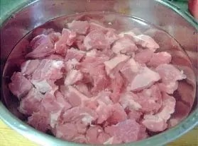 粉蒸羊肉,放入凉水中，加入一勺料酒，泡10分钟，取出部分血水。