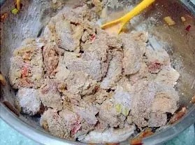 粉蒸羊肉,拌匀，让每块羊肉都均匀的裹上米粉。