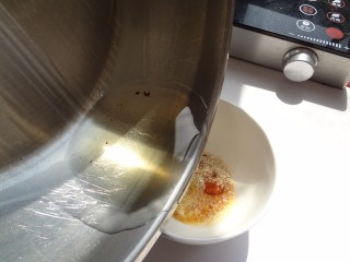  酸辣凉拌面,油烧热淋入碗中做辣椒油
