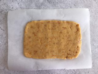 网红咸蛋黄饼干,擀成薄饼