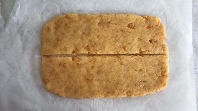 网红咸蛋黄饼干,擀成5mm厚的薄片，横着中间切开