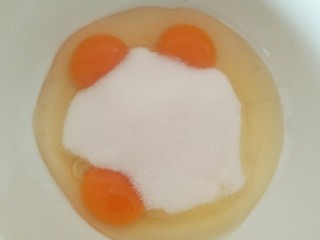 奶油草莓海绵蛋糕,细砂糖全部倒入蛋液中。鸡蛋隔水加热到40°，