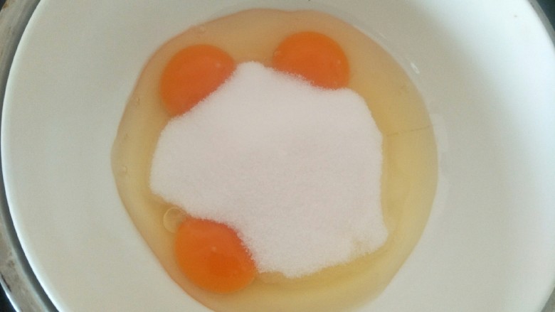 奶油草莓海绵蛋糕,细砂糖全部倒入蛋液中。鸡蛋隔水加热到40°，