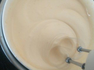 奶油草莓海绵蛋糕,继续低速整理气泡。2-3分钟