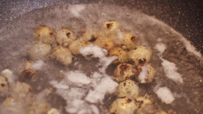 糖醋虎皮鹌鹑蛋,打开锅盖转中小火煮3-5分钟。