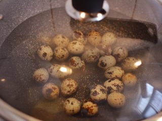 糖醋虎皮鹌鹑蛋,冷水下锅，盖上锅盖，大火煮开。