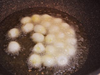 糖醋虎皮鹌鹑蛋,锅中放宽油烧热，放入鹌鹑蛋。