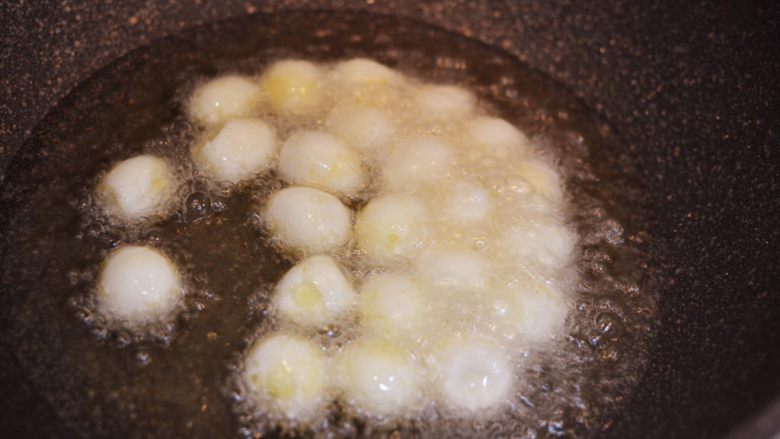 糖醋虎皮鹌鹑蛋,锅中放宽油烧热，放入鹌鹑蛋。