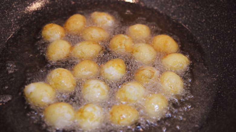 糖醋虎皮鹌鹑蛋,炸至表面金黄取出。