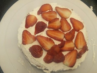 奶油草莓海绵蛋糕,切片好的草莓。（我这里忘记我是中空模具用奶油糊住的，后面挖开来了。）