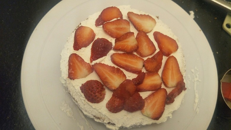 奶油草莓海绵蛋糕,切片好的草莓。（我这里忘记我是中空模具用奶油糊住的，后面挖开来了。）