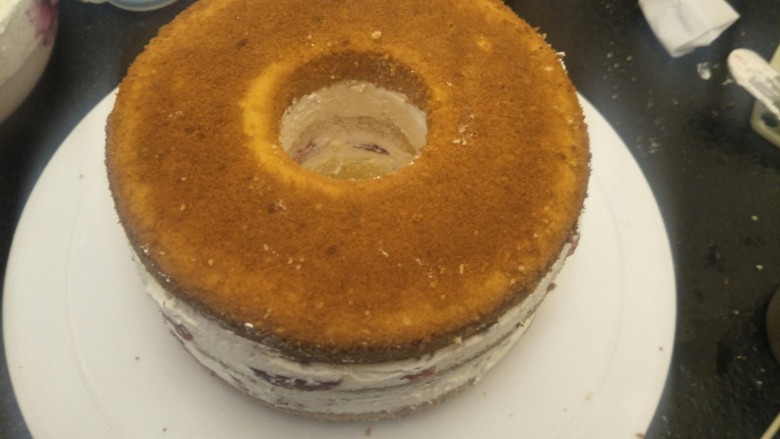 奶油草莓海绵蛋糕,放入最顶上的蛋糕片。