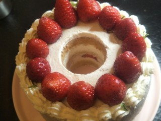 奶油草莓海绵蛋糕,放上新鲜草莓。