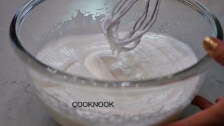 棉花糖酸甜柠檬塔,接著用电动打蛋器在碗裡打发蛋白, 到湿性发泡 ( 蛋白膨胀有空气感, 但是不硬, 能拉出顶部微弯的尖角的状态)