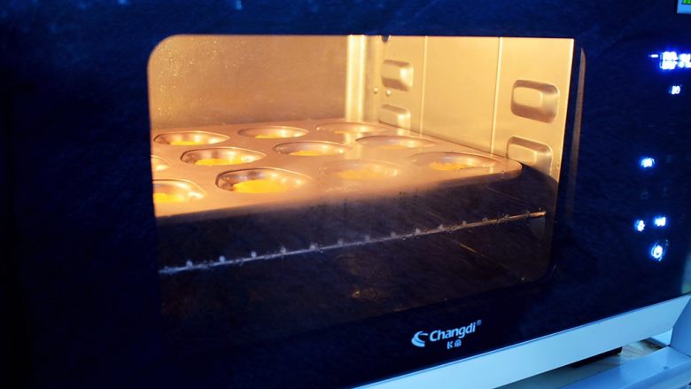 南瓜蒸蛋糕,放入蒸汽烤箱，温度110度蒸15分钟即可，因我用的是学厨卡通12连模，比较大，所以我是用蒸汽烤箱蒸的