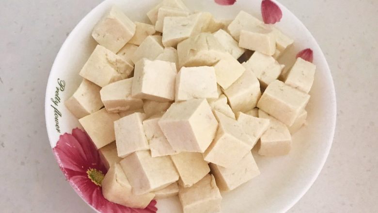 麻婆豆腐盖浇饭,把焯好的豆腐捞出来