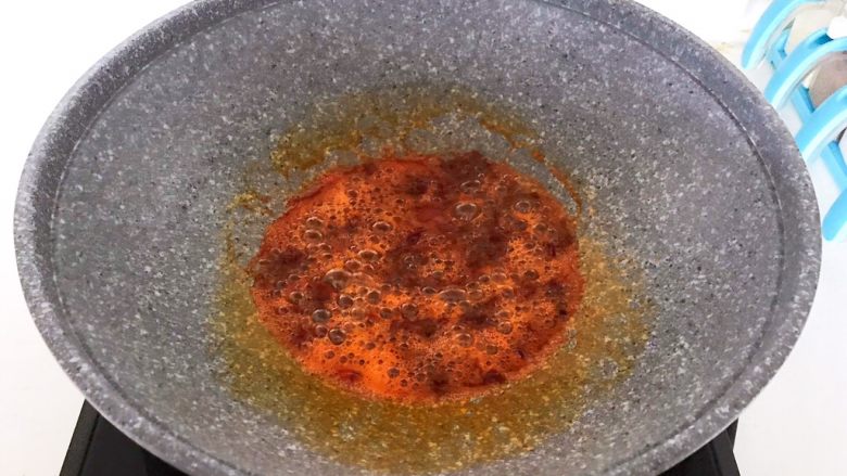 麻婆豆腐盖浇饭,油烧热后加入加入1大勺香辣豆瓣酱