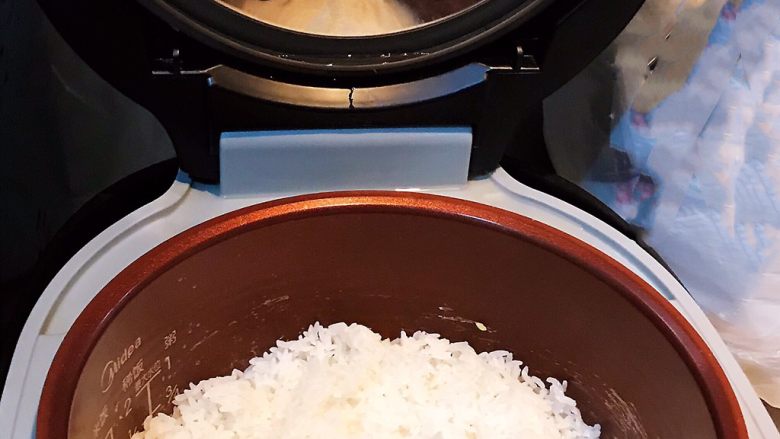 麻婆豆腐盖浇饭,米饭焖好了