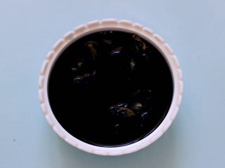 蝶豆花火腿肠花卷,把蝶豆花放到碗里，用开水浸泡出颜色。