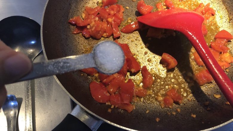 番茄咖喱菜花,中途加入一勺糖，加入少量水。