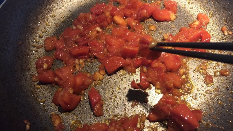 番茄咖喱菜花,番茄炒软后外皮会脱落，不喜欢吃番茄皮的可以把皮挑出来。