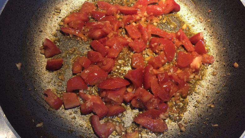 番茄咖喱菜花,加入番茄粒炒软，调中小火。
