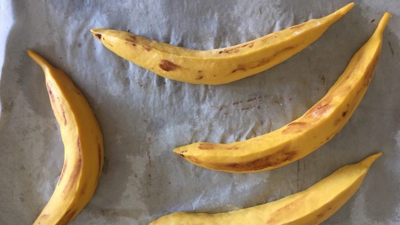 香蕉馒头,除了收口处再捏出2条棱，将兑好水的可可液体用手或刷子蘸取少量涂抹在表皮上，如此就完成了香蕉馒头的制作，已经很逼真了