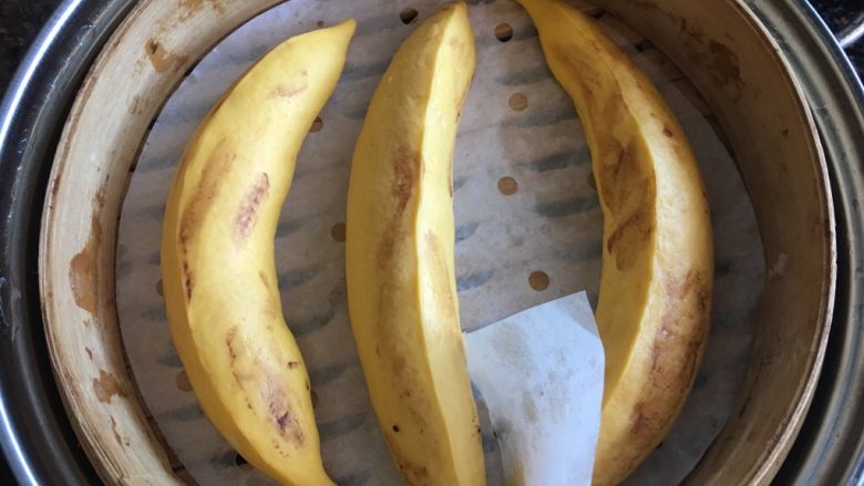 香蕉馒头,放在温暖湿润的地方发酵至1.5倍大，约15分钟左右，一定要发酵到位，不然蒸出来表皮坑坑洼洼