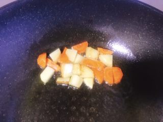 咖喱鸡肉饭,锅中热油 先将土豆 胡萝卜 洋葱翻炒