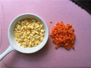 玉米鸡肉肠,胡萝卜切丁，玉米对半切块。