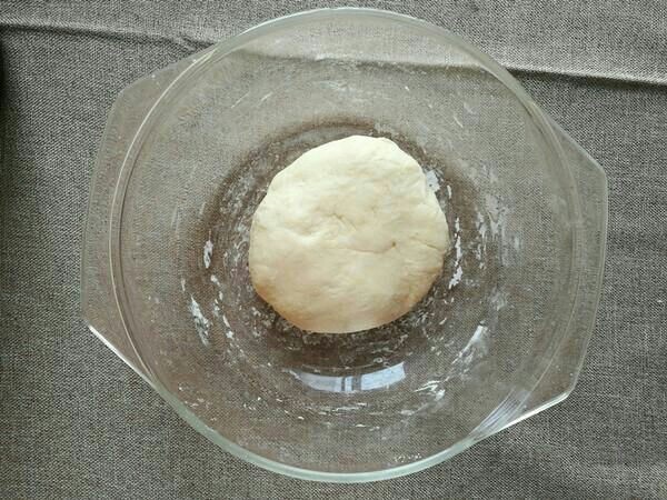 蒸烫面春饼,慢慢揉成光滑的面团。加盖，醒发半小时
