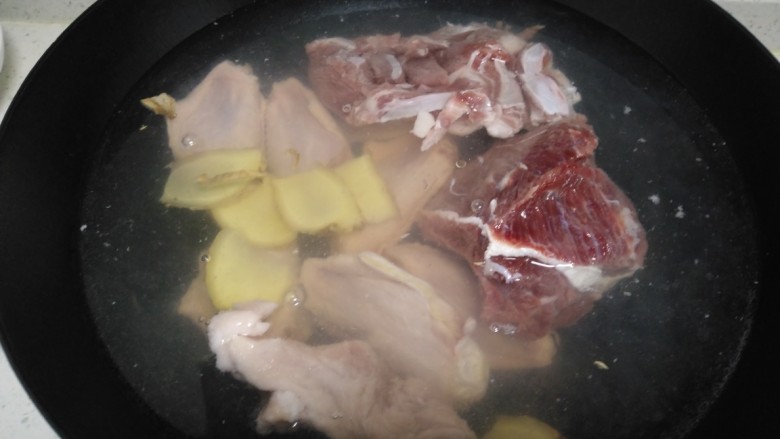 酱羊肉、牛肉、鸡翅炖土豆粉,放入锅中，加入<a style='color:red;display:inline-block;' href='/shicai/ 37'>姜</a>片和沫过肉的清水。